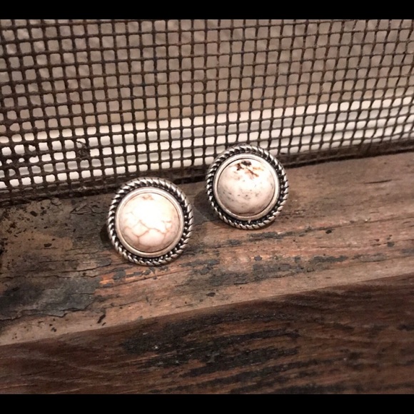 LAST PAIR!🍀Navajo pearl studs - Picture 1 of 2